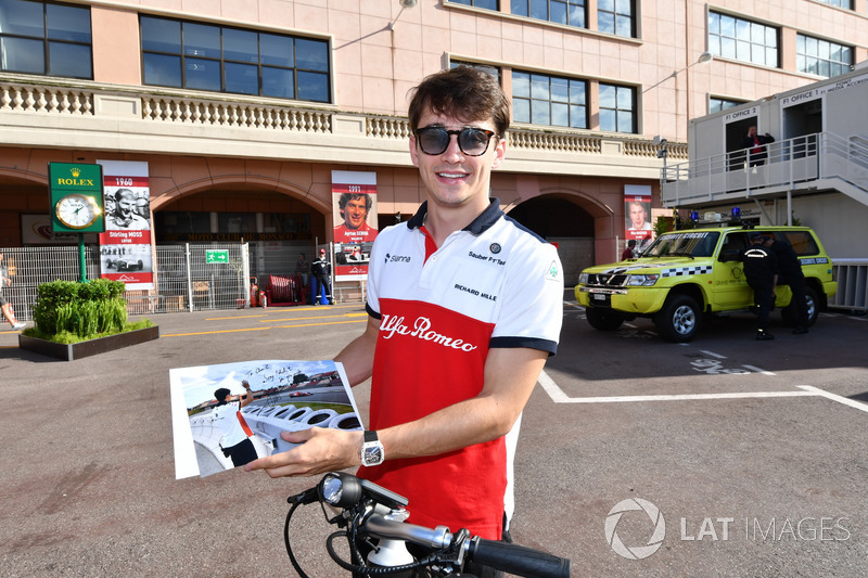 Charles Leclerc, Sauber, avec une photo dédicacée par Sebastian Vettel