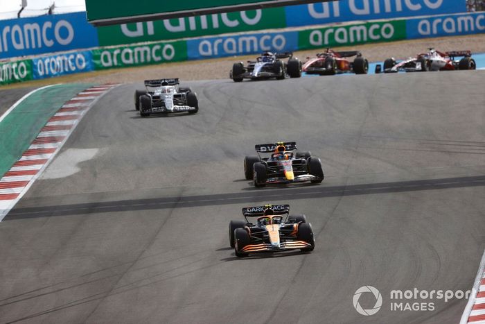 Lando Norris, McLaren MCL36, Sergio Pérez, Red Bull Racing RB18, Pierre Gasly, AlphaTauri AT03