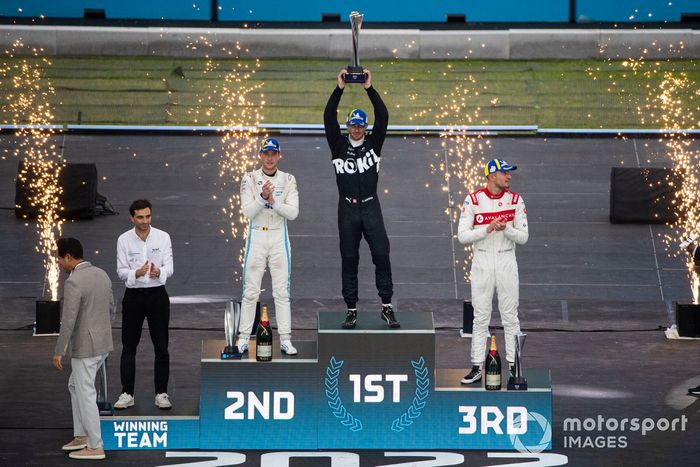 Podio: Jerome d'Ambrosio, jefe de ROKiT Venturi Racing, Stoffel Vandoorne, Mercedes-Benz EQ, segundo, el ganador Edoardo Mortara, Venturi Racing, Jake Dennis, Andretti Motorsport, tercero
