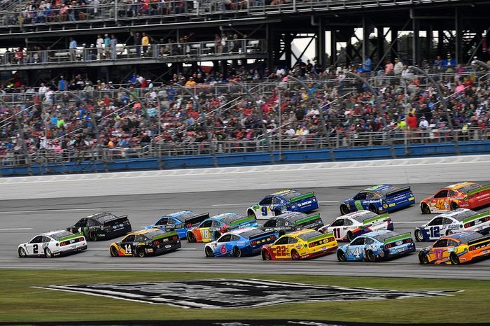  Brad Keselowski, Team Penske, Ford Mustang Miller Lite leads