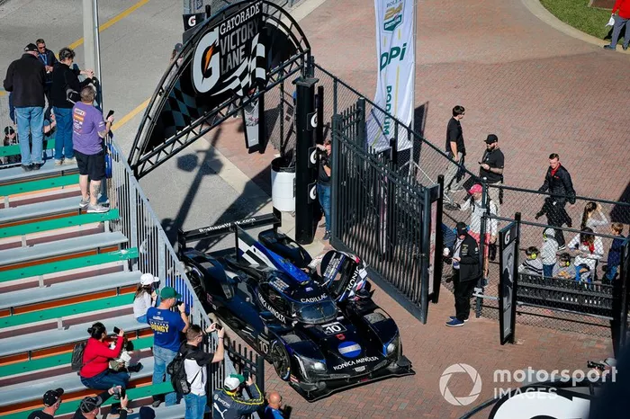 #10 Wayne Taylor Racing Cadillac DPi: Renger Van Der Zande, Ryan Briscoe, Scott Dixon vengono portati alla victory lane