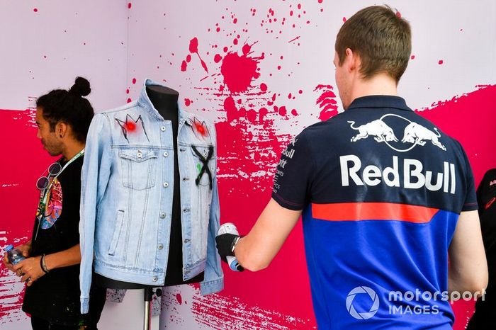 Daniil Kvyat, Toro Rosso, pinta ropa con spray 
