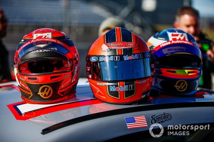 Cascos de Romain Grosjean, Haas F1, Kevin Magnussen, Haas F1, y NASCAR Cup driver Tony Stewart