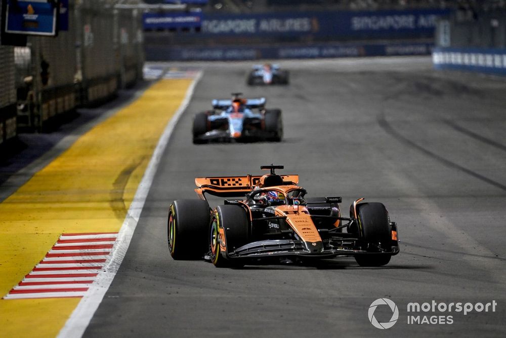 Óscar Piastri, McLaren MCL60, Alex Albon, Williams FW45