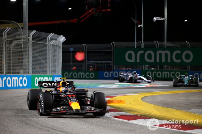 Sergio Pérez, Red Bull Racing RB19, Fernando Alonso, Aston Martin AMR23, Esteban Ocon, Alpine A523