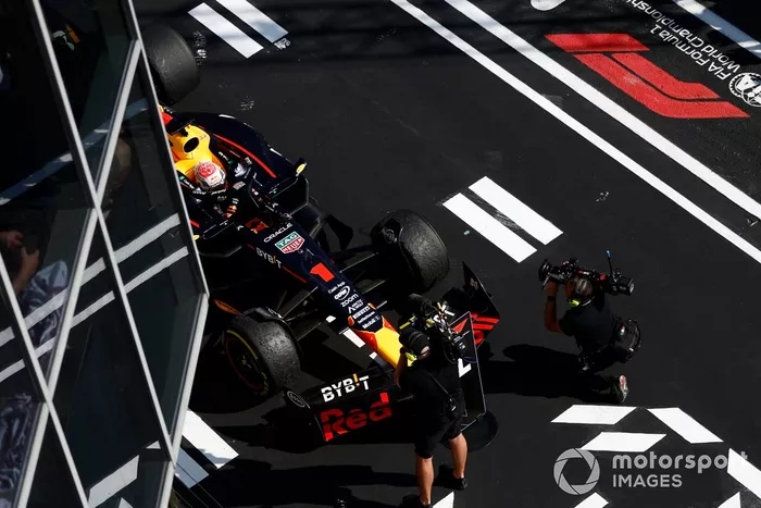 Max Verstappen, Red Bull Racing RB19, 1ª posición, llega al Parc Ferme