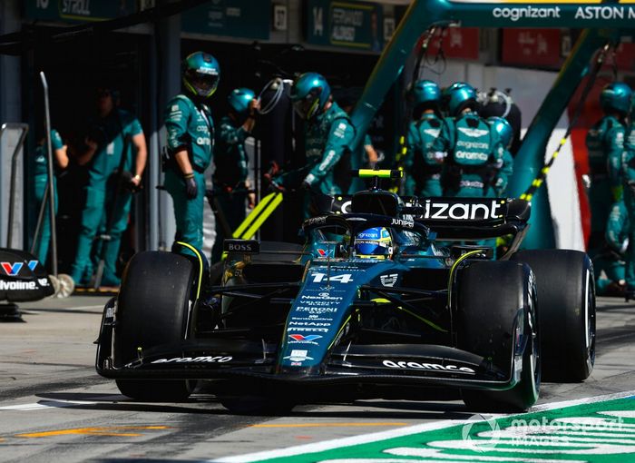 Fernando Alonso, Aston Martin AMR23, sale de su box tras una parada