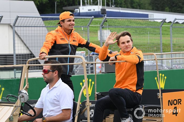 Lando Norris, McLaren y Oscar Piastri, McLaren durante el desfile de pilotos