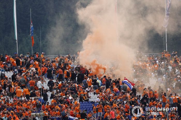 Los aficionados holandeses llenan de naranja la tribuna