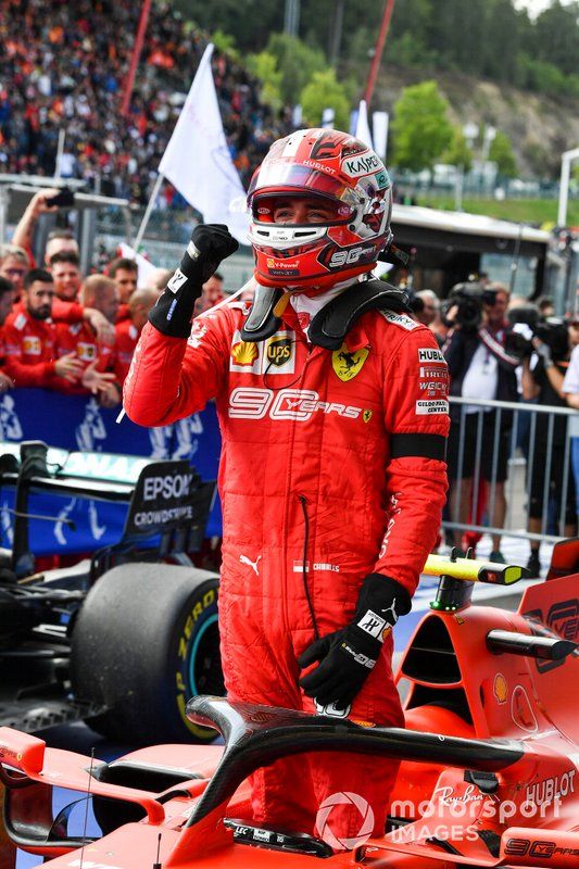 Charles Leclerc, Ferrari, 1er puesto, celebra a su llegada al Parque Ferme