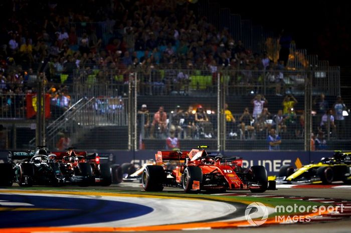 Charles Leclerc, Ferrari SF90, precede Lewis Hamilton, Mercedes AMG F1 W10, Sebastian Vettel, Ferrari SF90, Max Verstappen, Red Bull Racing RB15, e il resto delle auto al'inizio della gara