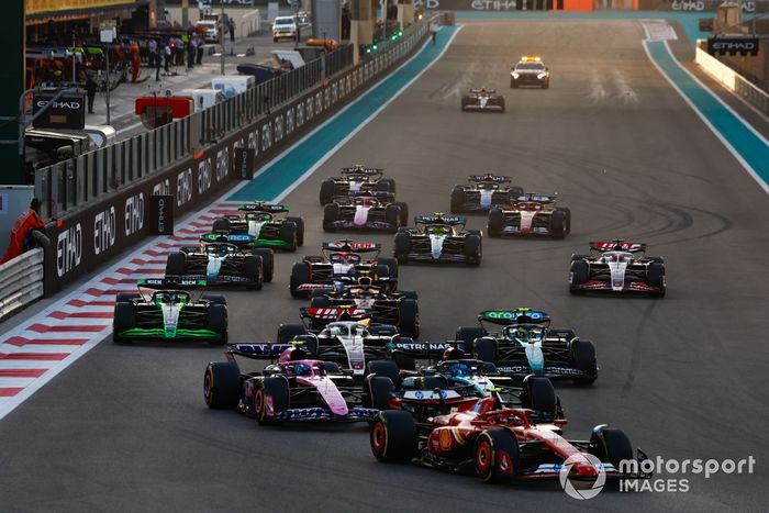 Carlos Sainz, Ferrari SF-24, Pierre Gasly, Alpine A524, George Russell, Mercedes F1 W15, Nico Hulkenberg, Haas VF-24, Fernando Alonso, Aston Martin AMR24, el resto de la parrilla en la salida.