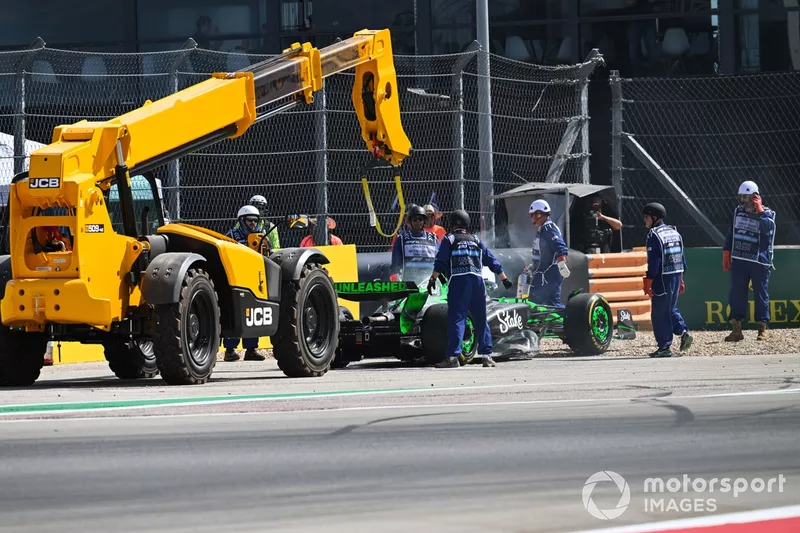 Marshals clear away the car of Valtteri Bottas, Stake F1 Team KICK Sauber C44