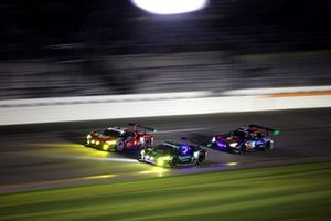 El #21 AF Corse Ferrari 296 GT3: Simon Mann, Lilou Wadoux Ducellier, Alessandro Pier Guidi, Kei Cozzolino compite con el #021 Triarsi Competizione Ferrari 296 GT3: Sheena Monk, Stevan McAleer, Mike Skeen, James Calado y el #57 Winward Racing Mercedes-AMG 