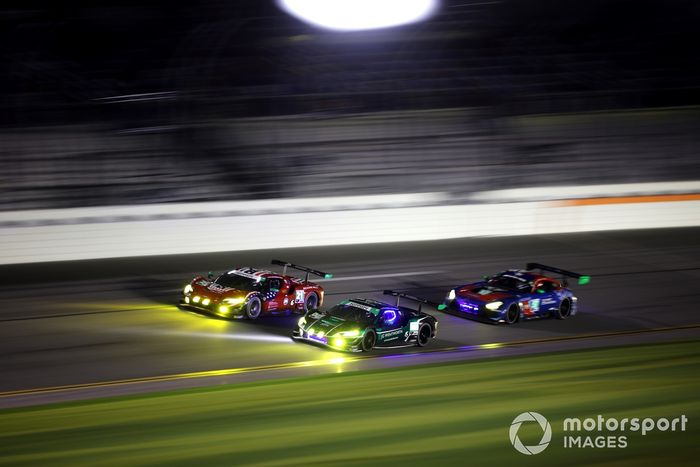 El #21 AF Corse Ferrari 296 GT3: Simon Mann, Lilou Wadoux Ducellier, Alessandro Pier Guidi, Kei Cozzolino compite con el #021 Triarsi Competizione Ferrari 296 GT3: Sheena Monk, Stevan McAleer, Mike Skeen, James Calado y el #57 Winward Racing Mercedes-AMG 