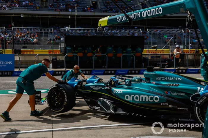 Lance Stroll, Aston Martin AMR24, en boxes