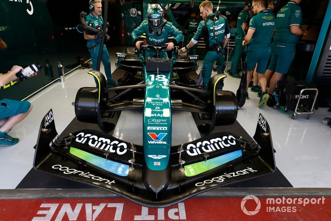 Lance Stroll, Aston Martin AMR24, entra no seu carro