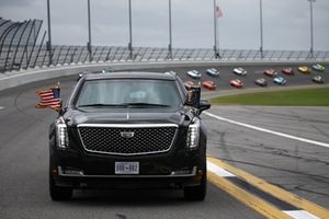 El presidente de Estados Unidos, Donald Trump, es conducido por la pista antes de la Daytona 500
