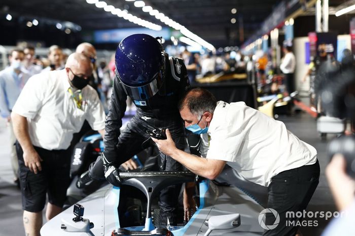 La modelo y actriz, Cara Delevigne, conduce un Fórmula E