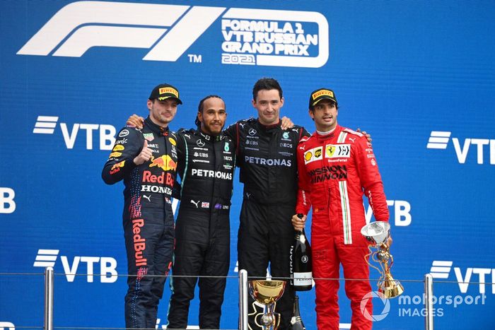 Podio: segundo lugar Max Verstappen, Red Bull Racing, ganador Lewis Hamilton, Mercedes, tercer lugar Carlos Sainz Jr., Ferrari