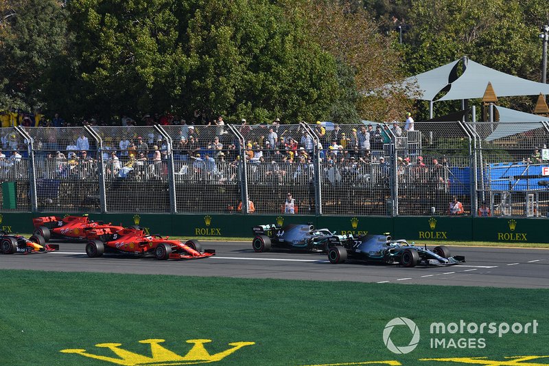 Valtteri Bottas, Mercedes AMG W10, precede Lewis Hamilton, Mercedes AMG F1 W10, Sebastian Vettel, Ferrari SF90, Charles Leclerc, Ferrari SF90, e Max Verstappen, Red Bull Racing RB15, alla partenza