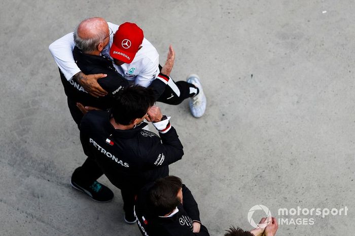 Dr Dieter Zetsche, CEO, Mercedes Benz, abraza a Lewis Hamilton, Mercedes AMG F1