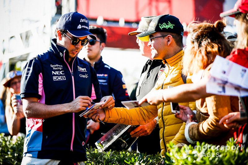 Sergio Perez, Racing Point, firma autografi ai tifosi