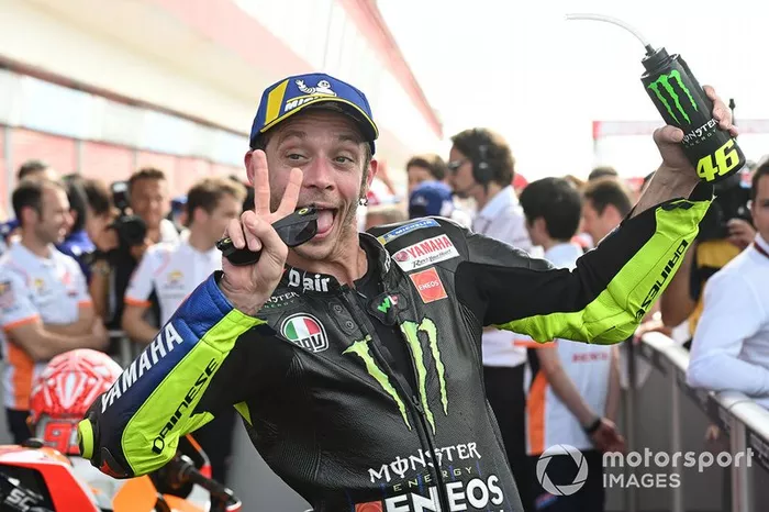 Il secondo classificato Valentino Rossi, Yamaha Factory Racing, festeggia nel parco chiuso