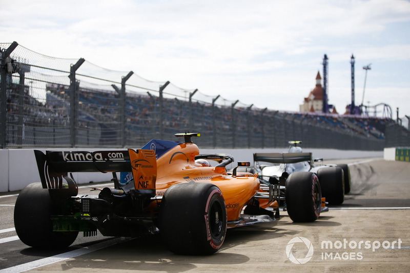Valtteri Bottas, Mercedes AMG F1 W09, y Stoffel Vandoorne, McLaren MCL33