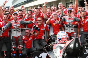 Ganador de la carrera, Andrea Dovizioso, Ducati Team, segundo clasificado, Jorge Lorenzo, Ducati Team