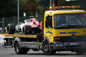 La voiture de Charles Leclerc, Sauber C37, est ramenée aux stands sur un camion