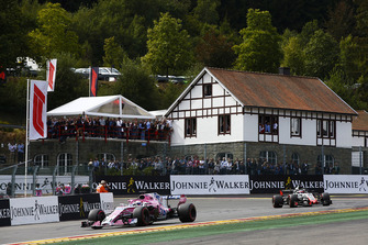 Sergio Perez, Racing Point Force India VJM11 ve Romain Grosjean, Haas F1 Team VF-18, formasyon turu