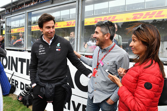 Toto Wolff, Mercedes AMG F1 Director of Motorsport met de vader van Esteban Ocon, Racing Point Force India F1 Team op de grid