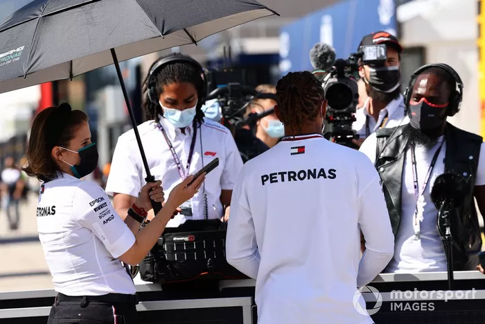 Lewis Hamilton, Mercedes, habla con los medios