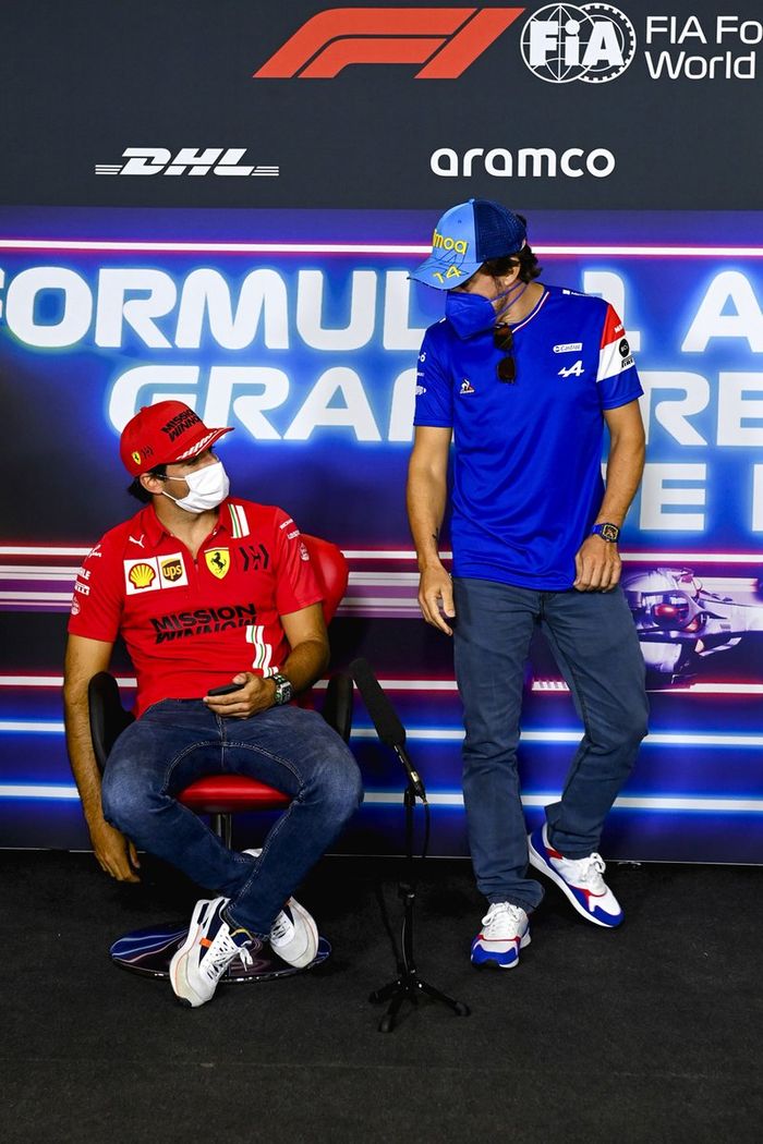 Fernando Alonso, Alpine F1, Carlos Sainz Jr., Ferrari en la conferencia de prensa