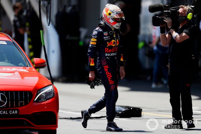 Max Verstappen, Red Bull Racing RB16B, tras su accidente