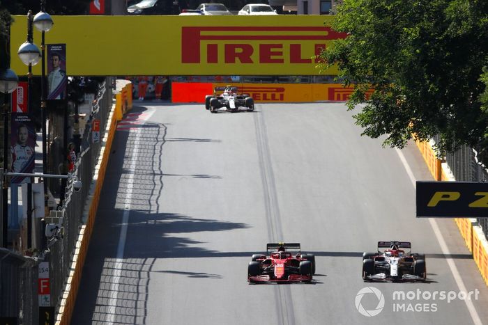 Carlos Sainz Jr., Ferrari SF21, Kimi Raikkonen, Alfa Romeo Racing C41, Antonio Giovinazzi, Alfa Romeo Racing C41