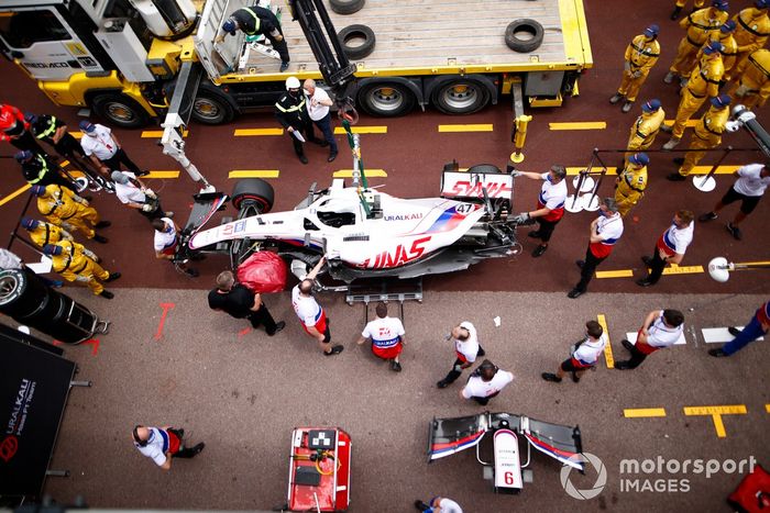 Los mecánicos, con el coche accidentado de Mick Schumacher, Haas VF-21