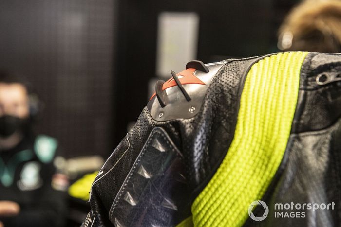 Valentino Rossi, Petronas Yamaha SRT, con aletas en el traje de cuero