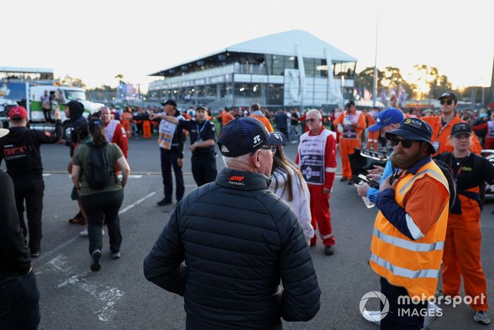 Los aficionados acompañan a los comisarios al final de la carrera