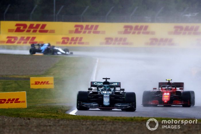 Lance Stroll, Aston Martin AMR21, Carlos Sainz Jr., Ferrari SF21