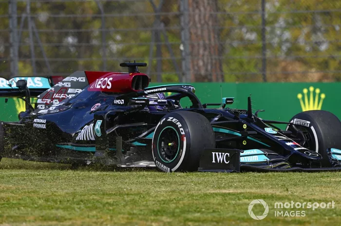 Lewis Hamilton, Mercedes W12, en la hierba