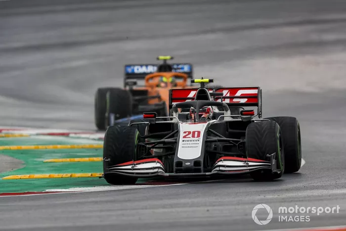 Kevin Magnussen, Haas VF-20, Lando Norris, McLaren MCL35