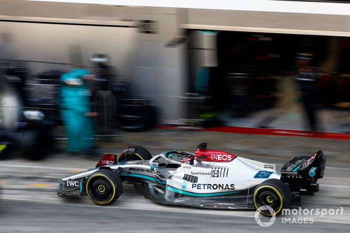 George Russell, Mercedes W13, hace una parada en boxes 