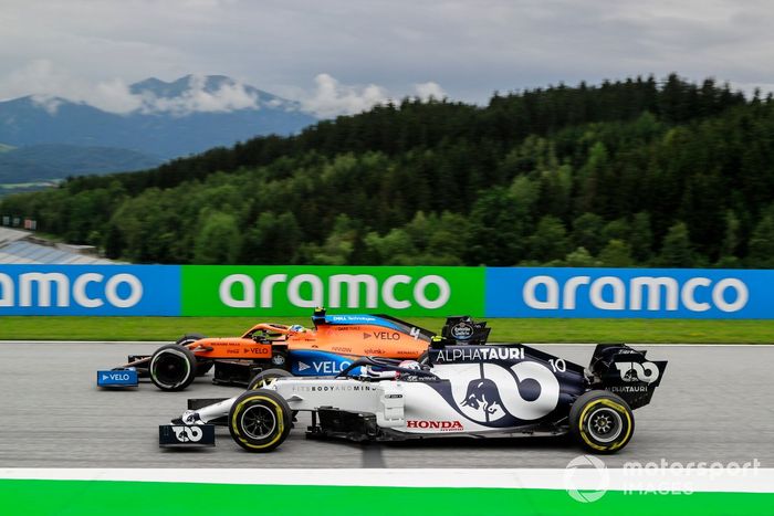 Lando Norris, McLaren MCL35 y Pierre Gasly, AlphaTauri AT01 