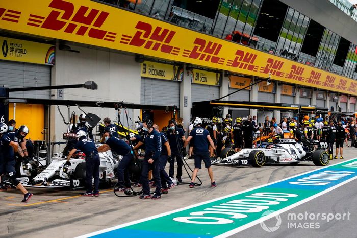 Daniil Kvyat, AlphaTauri AT01 y Pierre Gasly, AlphaTauri AT01