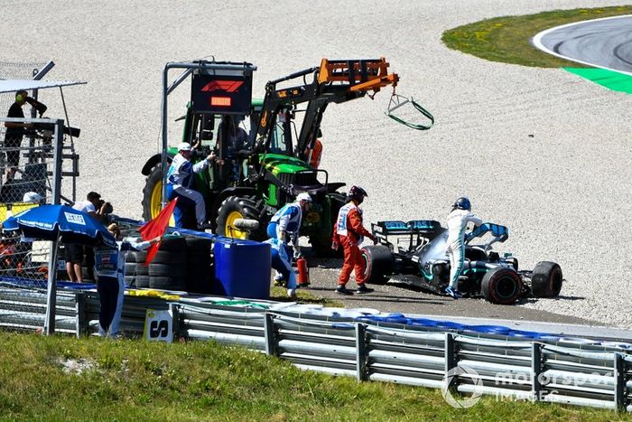 Valtteri Bottas, Mercedes AMG F1, se baja de su coche dañado tras un accidente en la segunda sesión de entrenamientos