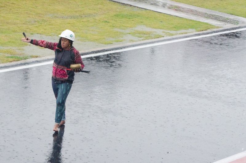 Una chamán intenta detener la lluvia en el circuito de Mandalika