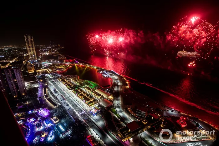 Los fuegos artificiales iluminan el circuito al final de la carrera