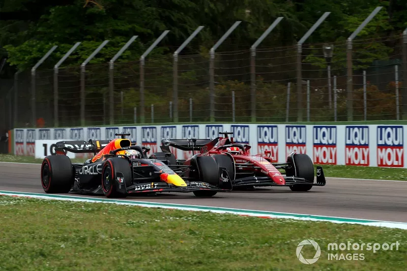 Max Verstappen, Red Bull Racing RB18, passa Charles Leclerc, Ferrari F1-75, e va al comando della Sprint Race